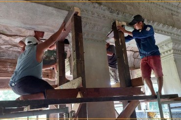 ផ្នែកខ្លះនៃថែវ នៅរួតទី១របស់ប្រាសាទអង្គរវត្ត កំពុងជួយសង្គ្រោះបន្ទាន់